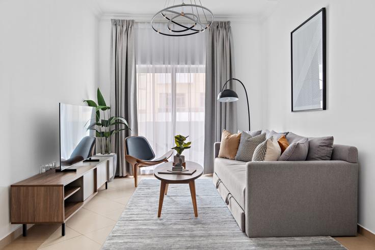 Elegant gestaltetes Wohnzimmer mit moderner Einrichtung in einer Wohnung im Building Tariaq Bedon Esm - silkhaus - 1024406 - DXB in Al Barsha, Dubai Elegant gestaltetes Wohnzimmer mit moderner Einrichtung in einer Wohnung im Building Tariaq Bedon Esm - silkhaus - 1024406 - DXB in Al Barsha, Dubai