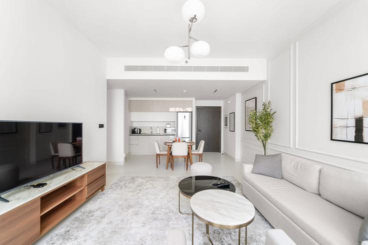 Building Tariaq Bedon Esm - silkhaus - 1040332 - DXB adresindeki bir dairede modern mobilyalarla zarif bir şekilde tasarlanmış oturma odası The Palm Jumeirah, Dubai