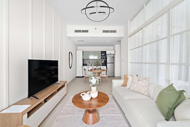 Elegant gestaltetes Wohnzimmer mit moderner Einrichtung in einer Wohnung im Building Tariaq Bedon Esm - silkhaus - 1040361 - DXB in Dubai Hills Estate, Dubai