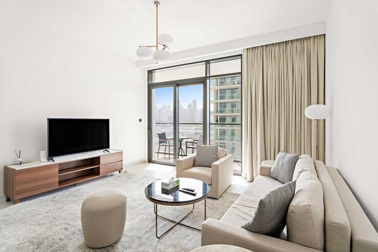 Sala de estar elegantemente projetada com móveis modernos em um apartamento no Building Tariaq Bedon Esm - silkhaus - 1024354 - DXB em The Palm Jumeirah, Dubai