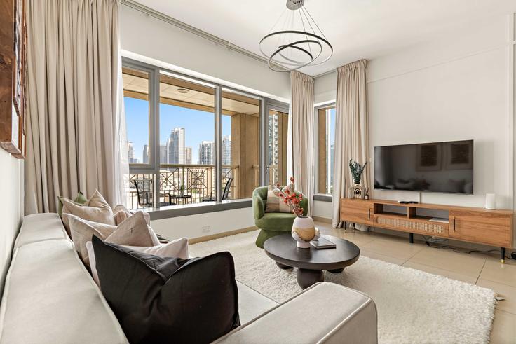 Sala de estar elegantemente projetada com móveis modernos em um apartamento no Building Sheikh Mohammed bin Rashid Boulevard - silkhaus - 1077067 - DXB em Downtown Dubai, Dubai Sala de estar elegantemente projetada com móveis modernos em um apartamento no Building Sheikh Mohammed bin Rashid Boulevard - silkhaus - 1077067 - DXB em Downtown Dubai, Dubai