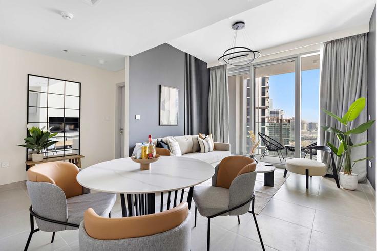 Sala de estar elegantemente projetada com móveis modernos em um apartamento no Building Sh Mohammed Bin Rashid Blvd - silkhaus - 1044199 - DXB em Downtown Dubai, Dubai Sala de estar elegantemente projetada com móveis modernos em um apartamento no Building Sh Mohammed Bin Rashid Blvd - silkhaus - 1044199 - DXB em Downtown Dubai, Dubai