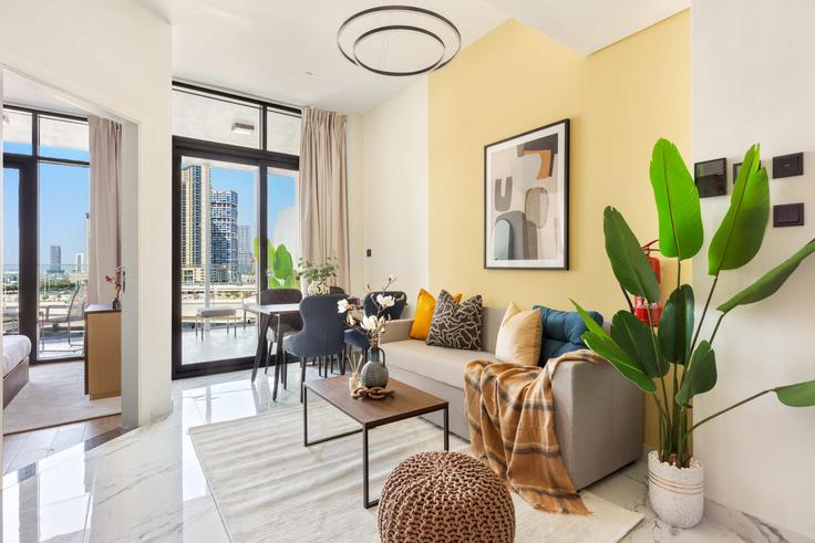 Al Maryah Island, Abu Dhabi 소재 Building The Promenade - silkhaus - 1243862 - DXB 유닛에 마련된, 현대적인 가구로 꾸며진 우아한 디자인의 거실 Al Maryah Island, Abu Dhabi 소재 Building The Promenade - silkhaus - 1243862 - DXB 유닛에 마련된, 현대적인 가구로 꾸며진 우아한 디자인의 거실