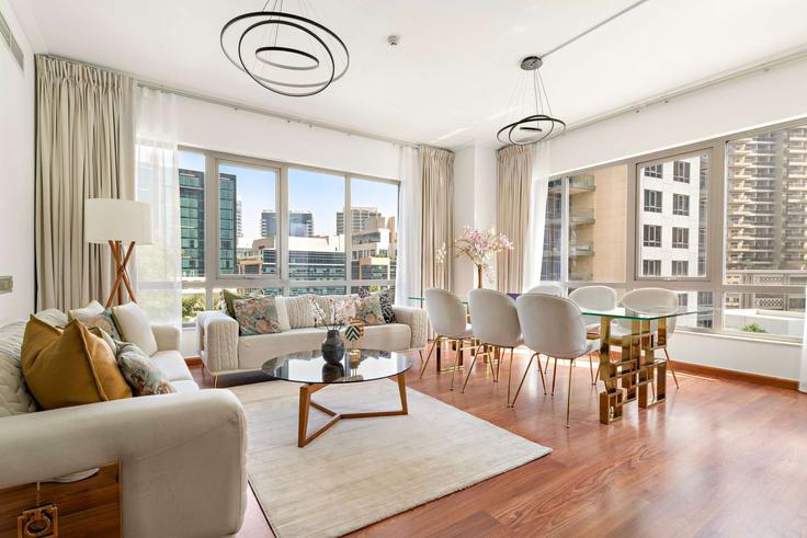 Dubai Downtown DubaiのBuilding Tariaq Bedon Esm - silkhaus - 1251280 - DXBのアパートメントにある、モダンな家具を備えたエレガントなデザインのリビングルーム