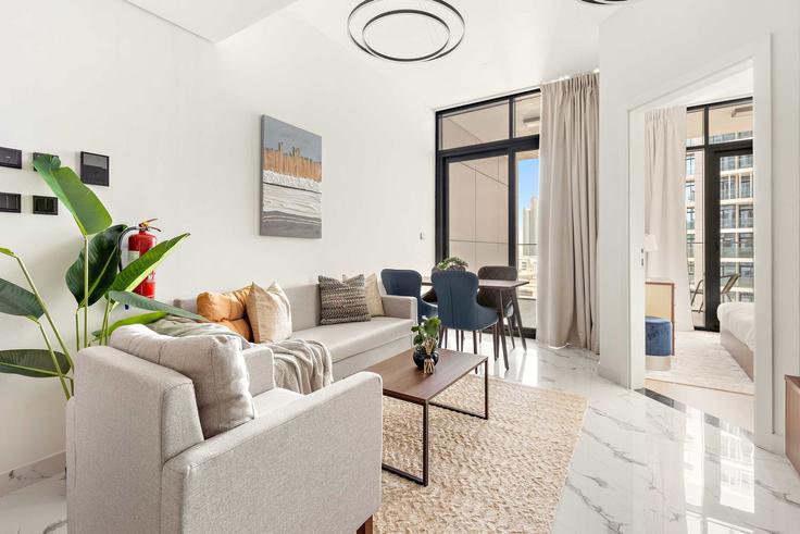 Al Maryah Island, Abu Dhabi에 위치한 Building Hamouda Bin Ali Al Dhaheri Street - silkhaus - 1254573 - DXB 아파트의 세련된 인테리어가 돋보이는 거실 Al Maryah Island, Abu Dhabi에 위치한 Building Hamouda Bin Ali Al Dhaheri Street - silkhaus - 1254573 - DXB 아파트의 세련된 인테리어가 돋보이는 거실