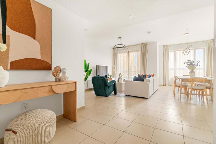 Sala de estar elegantemente projetada com móveis modernos em um apartamento no Building Al Mamsha Street - silkhaus - 1257044 - DXB em Dubai Marina, Dubai