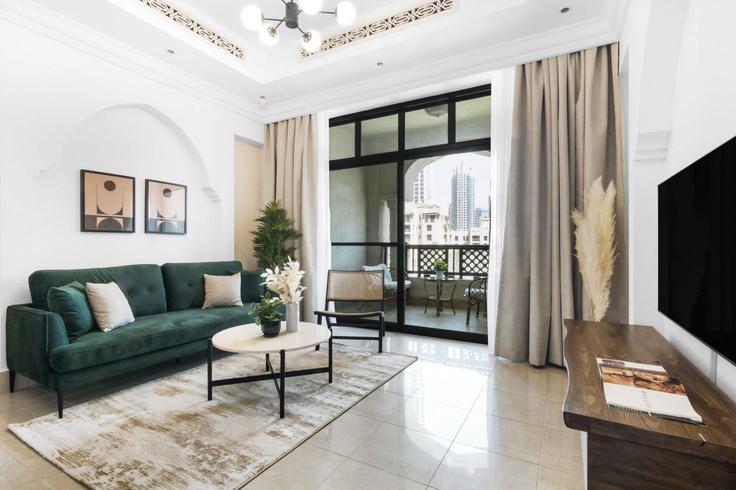 Dubai Downtown DubaiのBuilding Tariaq Bedon Esm - silkhaus - 1044029 - DXBのアパートメントにある、モダンな家具を備えたエレガントなデザインのリビングルーム