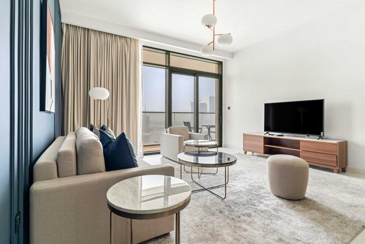 Building Tariaq Bedon Esm - silkhaus - 1263225 - DXB adresindeki bir dairede modern mobilyalarla zarif bir şekilde tasarlanmış oturma odası The Palm Jumeirah, Dubai Building Tariaq Bedon Esm - silkhaus - 1263225 - DXB adresindeki bir dairede modern mobilyalarla zarif bir şekilde tasarlanmış oturma odası The Palm Jumeirah, Dubai