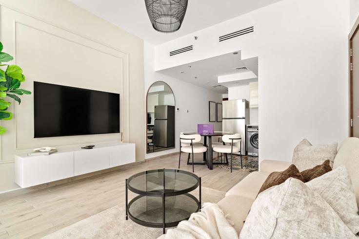 Jumeirah Village, Dubai에 위치한 Building Street 7 - silkhaus - 1268717 - DXB 아파트의 세련된 인테리어가 돋보이는 거실 Jumeirah Village, Dubai에 위치한 Building Street 7 - silkhaus - 1268717 - DXB 아파트의 세련된 인테리어가 돋보이는 거실