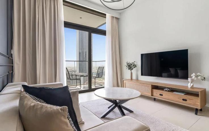 Salle de séjour élégante avec mobilier moderne dans un appartement à Building Sheikh Mohammed bin Rashid Boulevard - silkhaus - 1044260 - DXB à Downtown Dubai, Dubai