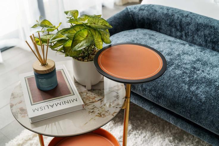 Sala de estar elegantemente projetada com móveis modernos em um apartamento no Building Tariaq Bedon Esm - silkhaus - 1286411 - DXB em Nad Al Sheba, Dubai