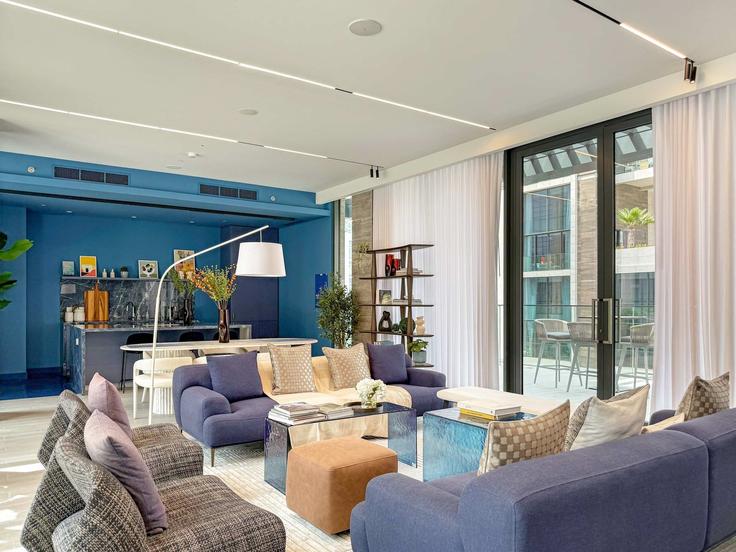 Salle de séjour élégante avec mobilier moderne dans un appartement à Building Tariaq Bedon Esm - silkhaus - 1286411 - DXB à Nad Al Sheba, Dubai