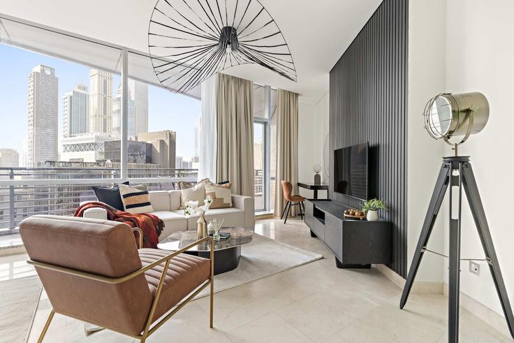 Sala de estar elegantemente projetada com móveis modernos em um apartamento no Building Al Mustaqbal Street - silkhaus - 1293413 - DXB em Trade Center, Dubai