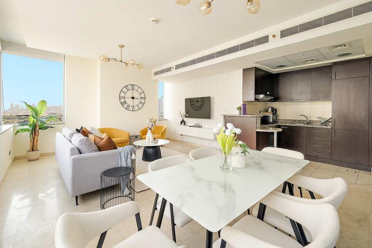 Trade Center, Dubai에 위치한 Building Al Mustaqbal Street - silkhaus - 1309798 - DXB 아파트의 세련된 인테리어가 돋보이는 거실 Trade Center, Dubai에 위치한 Building Al Mustaqbal Street - silkhaus - 1309798 - DXB 아파트의 세련된 인테리어가 돋보이는 거실