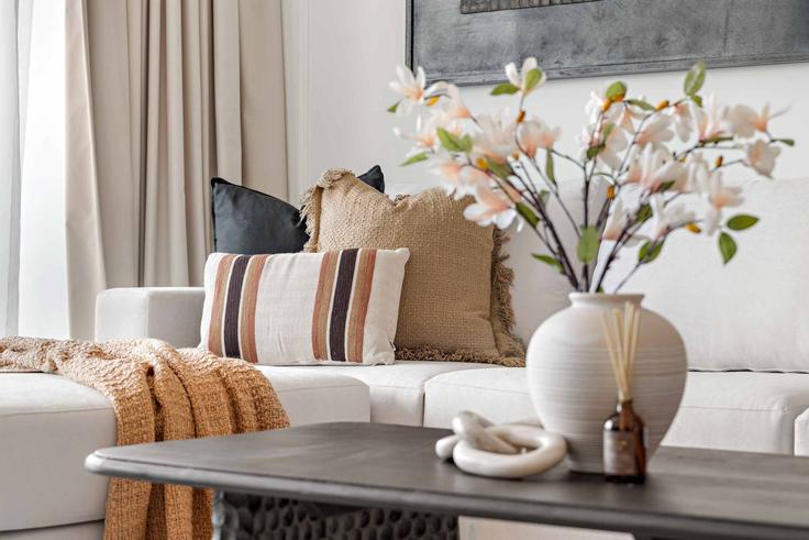 Building Ar Reem Street - silkhaus - 1317437 adresindeki bir dairede modern mobilyalarla zarif bir şekilde tasarlanmış oturma odası Al Reem Island, Abu Dhabi