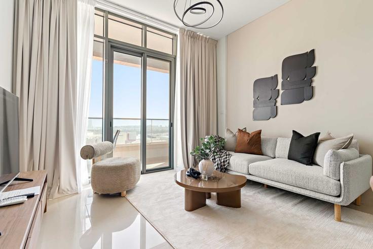 Abu Dhabi Al Reem IslandのBuilding Ar Reem Street - silkhaus - 1317434のアパートメントにある、モダンな家具を備えたエレガントなデザインのリビングルーム Abu Dhabi Al Reem IslandのBuilding Ar Reem Street - silkhaus - 1317434のアパートメントにある、モダンな家具を備えたエレガントなデザインのリビングルーム