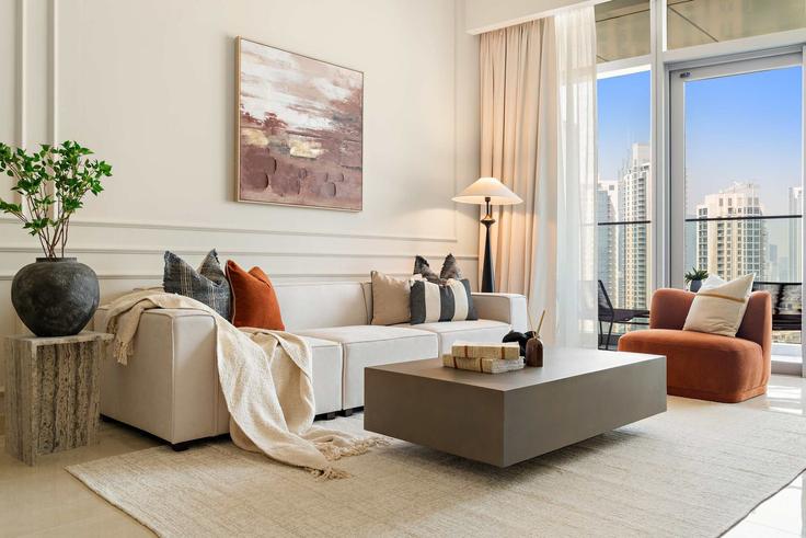 Elegant gestaltetes Wohnzimmer mit moderner Einrichtung in einer Wohnung im Building Burj Khalifa Boulevard - silkhaus - 1309043 - DXB in Downtown Dubai, Dubai
