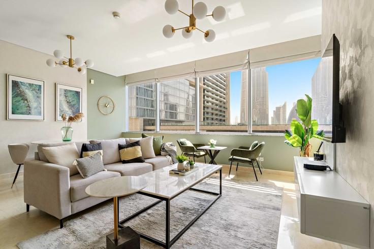 Trade Center, Dubai 소재 Building Al Mustaqbal Street - silkhaus - 1323705 유닛에 마련된, 현대적인 가구로 꾸며진 우아한 디자인의 거실