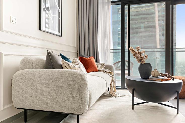 Salle de séjour élégante avec mobilier moderne dans un appartement à Building Marasi Drive - silkhaus - 1327702 à Business Bay, Dubai Salle de séjour élégante avec mobilier moderne dans un appartement à Building Marasi Drive - silkhaus - 1327702 à Business Bay, Dubai