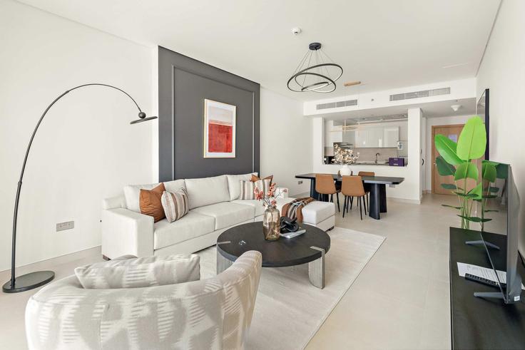 Al Reem Island, Abu Dhabi에 위치한 Building Matar Bin Thani Al Rumaithi Street - silkhaus - 1332427 아파트의 세련된 인테리어가 돋보이는 거실 Al Reem Island, Abu Dhabi에 위치한 Building Matar Bin Thani Al Rumaithi Street - silkhaus - 1332427 아파트의 세련된 인테리어가 돋보이는 거실