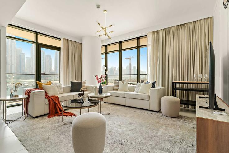 Elegant gestaltetes Wohnzimmer mit moderner Einrichtung in einer Wohnung im Building Tariaq Bedon Esm - silkhaus - 1040318 - DXB in The Palm Jumeirah, Dubai