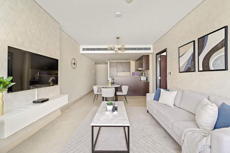 Building Al Mustaqbal Street - silkhaus - 1355602 adresindeki bir dairede modern mobilyalarla zarif bir şekilde tasarlanmış oturma odası Trade Center, Dubai Building Al Mustaqbal Street - silkhaus - 1355602 adresindeki bir dairede modern mobilyalarla zarif bir şekilde tasarlanmış oturma odası Trade Center, Dubai