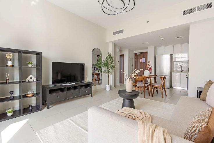 Salle de séjour élégante avec mobilier moderne dans un appartement à Building ʹUd Al Yarih Street - silkhaus - 1355601 à Al Reem Island, Abu Dhabi Salle de séjour élégante avec mobilier moderne dans un appartement à Building ʹUd Al Yarih Street - silkhaus - 1355601 à Al Reem Island, Abu Dhabi