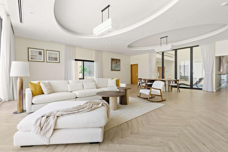 Elegant gestaltetes Wohnzimmer mit moderner Einrichtung in einer Wohnung im Building Rabat Street - silkhaus - 1366309 in Al Reem Island, Abu Dhabi Elegant gestaltetes Wohnzimmer mit moderner Einrichtung in einer Wohnung im Building Rabat Street - silkhaus - 1366309 in Al Reem Island, Abu Dhabi