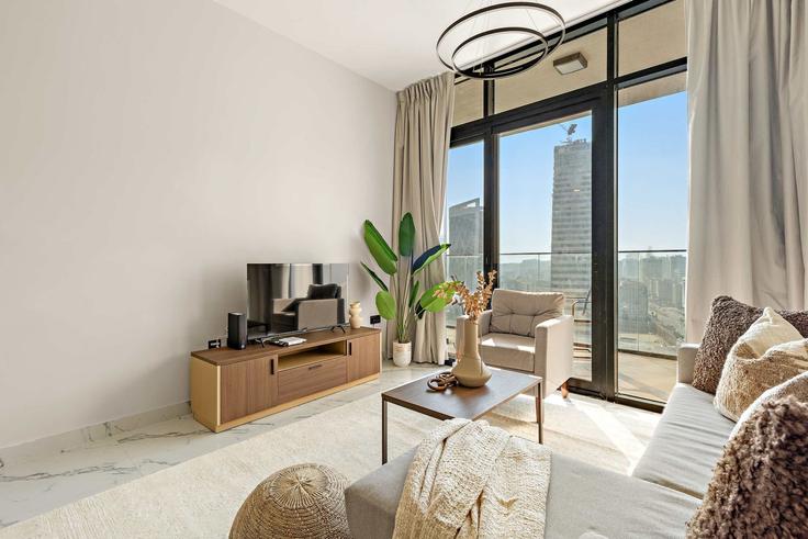 Elegante sala de estar con mobiliario moderno en un apartamento en Building Hamouda Bin Ali Al Dhaheri Street - silkhaus - 1366307 en Al Maryah Island, Abu Dhabi