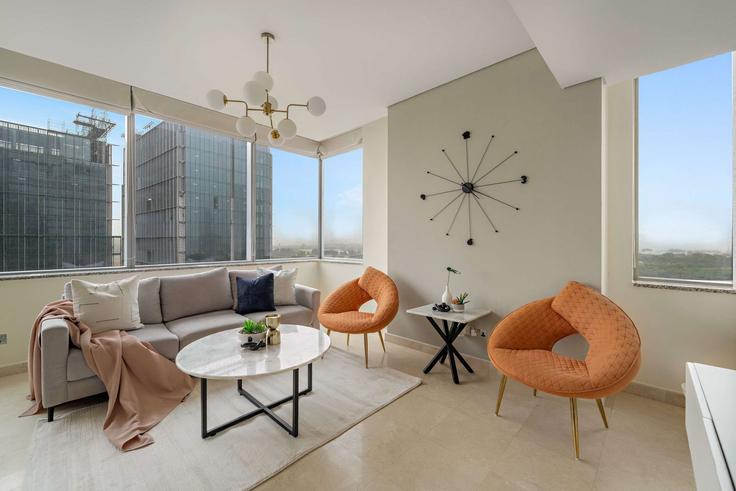 Sala de estar elegantemente projetada com móveis modernos em um apartamento no Building Al Mustaqbal Street - silkhaus - 1375264 em Trade Center, Dubai Sala de estar elegantemente projetada com móveis modernos em um apartamento no Building Al Mustaqbal Street - silkhaus - 1375264 em Trade Center, Dubai