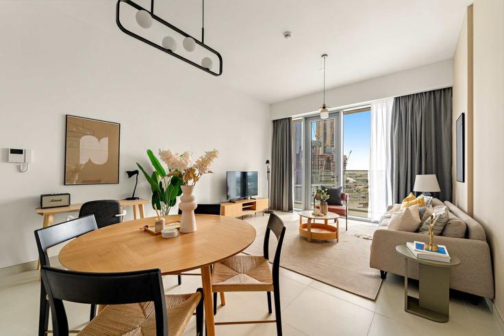 Salle de séjour élégante avec mobilier moderne dans un appartement à Building Tariaq Bedon Esm - silkhaus - 1459963 à Al Wasl, Dubai