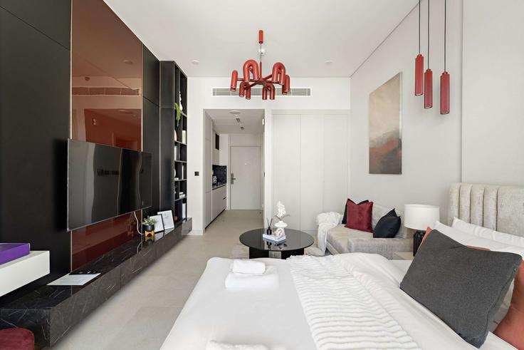 Elegant gestaltetes Wohnzimmer mit moderner Einrichtung in einer Wohnung im Building 41st Street - silkhaus - 1475813 in Al Satwa, Dubai