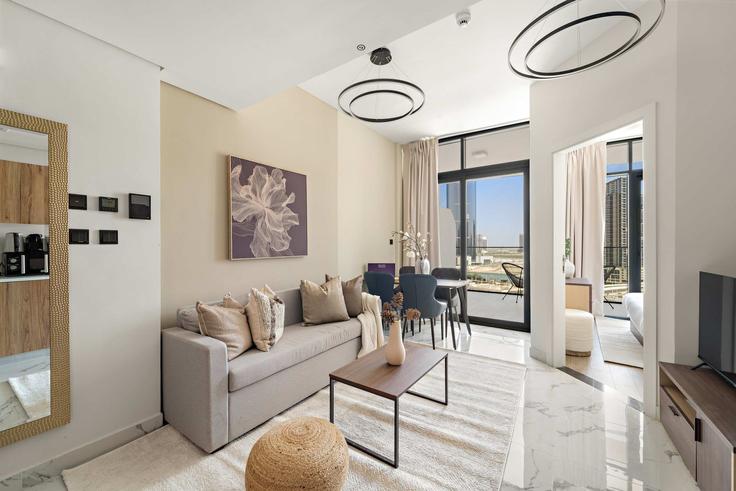 Elegant gestaltetes Wohnzimmer mit moderner Einrichtung in einer Wohnung im Building Ar Reem Street - silkhaus - 1475809 in Al Maryah Island, Abu Dhabi