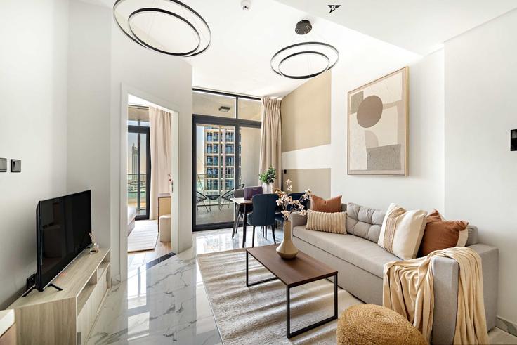Sala de estar elegantemente projetada com móveis modernos em um apartamento no Building The Promenade - silkhaus - 1541758 em Al Maryah Island, Abu Dhabi