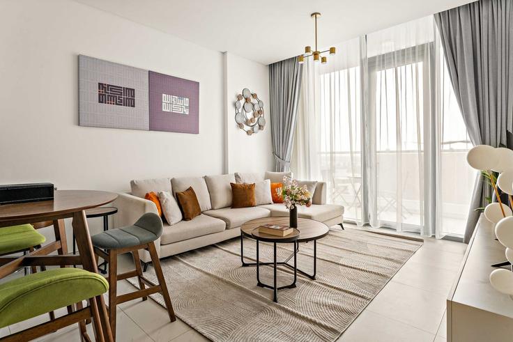 Elegant gestaltetes Wohnzimmer mit moderner Einrichtung in einer Wohnung im Building Tariaq Bedon Esm - silkhaus - 1626359 in Al Merkadh, Dubai