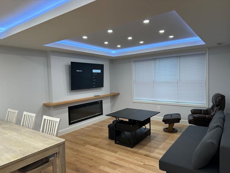 Elegant gestaltetes Wohnzimmer mit moderner Einrichtung in einer Wohnung im Building Fremont Street - silver-ocean-realty-llc - 1695086 in Somerville, Somerville