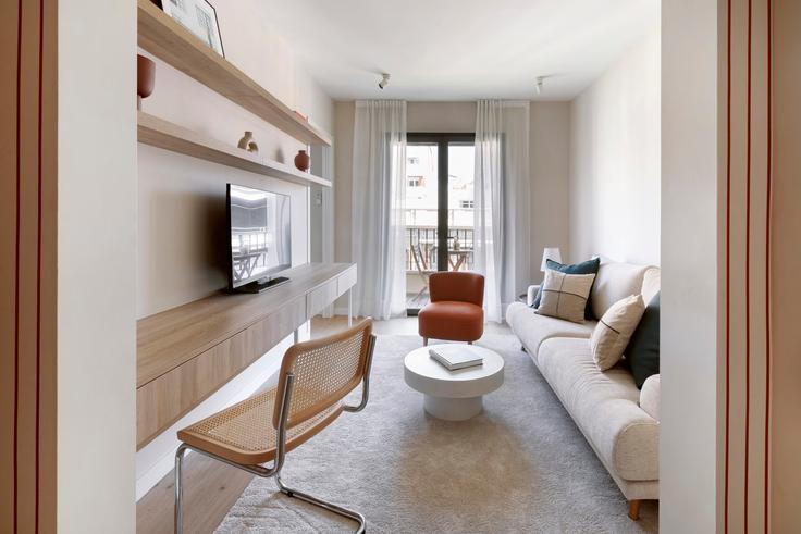 Elegante sala de estar con mobiliario moderno en un apartamento en Building Carrer de Casanova - simabagroup - 1077030 - BCN en Sarrià-Sant Gervasi, Barcelona