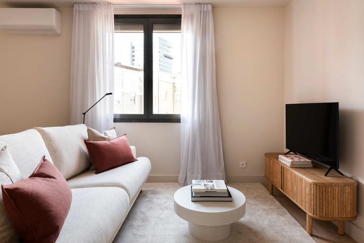 Sala de estar elegantemente projetada com móveis modernos em um apartamento no Building Carrer de Casanova - simabagroup - 1077008 - BCN em Sarrià-Sant Gervasi, Barcelona