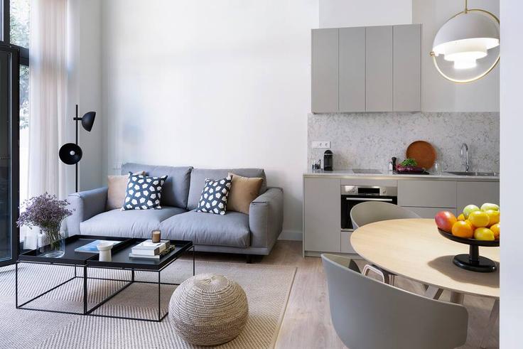 Elegant gestaltetes Wohnzimmer mit moderner Einrichtung in einer Wohnung im Building Passatge de Mercader - simabagroup - 1077020 - BCN in Eixample, Barcelona