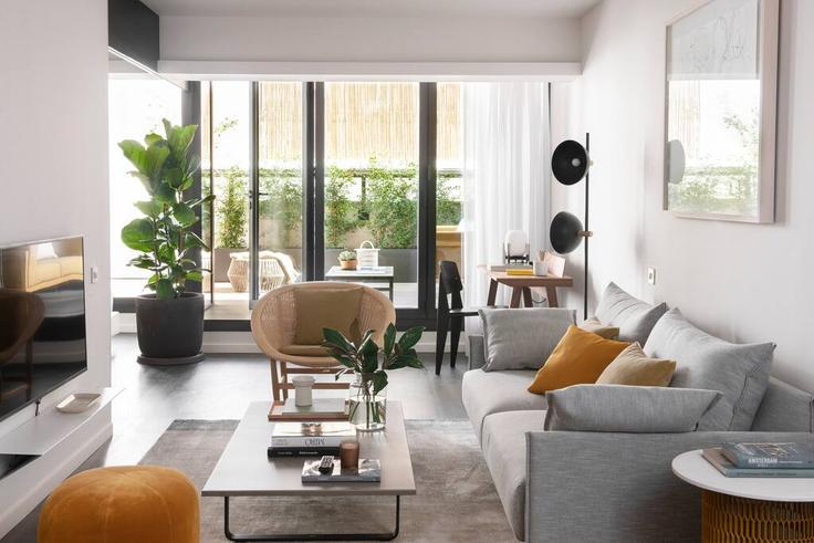 Elegant gestaltetes Wohnzimmer mit moderner Einrichtung in einer Wohnung im Building Passatge de la Concepció - simabagroup - 1077014 - BCN in Eixample, Barcelona