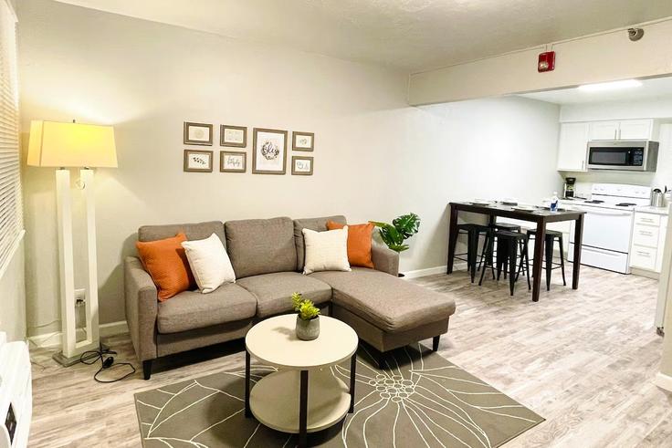 Appleton AppletonのBuilding West Whittier Drive - simply-suite-living - 1296520 - USAのアパートメントにある、モダンな家具を備えたエレガントなデザインのリビングルーム Appleton AppletonのBuilding West Whittier Drive - simply-suite-living - 1296520 - USAのアパートメントにある、モダンな家具を備えたエレガントなデザインのリビングルーム