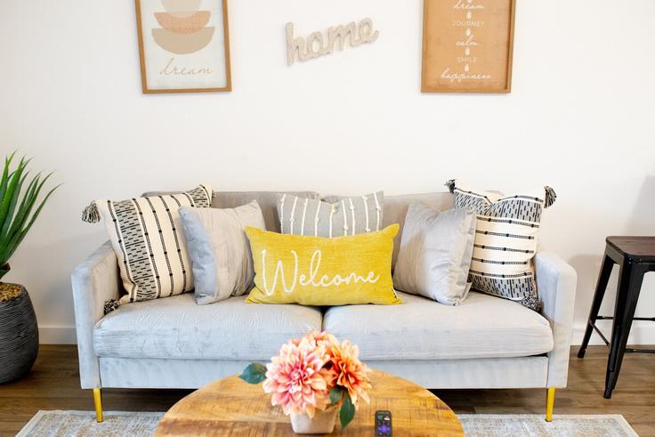 Little Rock Little RockのBuilding Jack Stephens Drive - simply-suite-living - 1492773のアパートメントにある、モダンな家具を備えたエレガントなデザインのリビングルーム