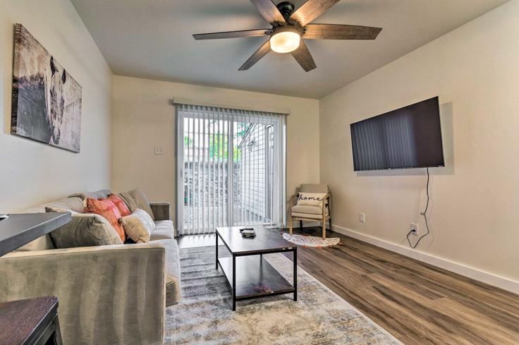 Little Rock Little RockのBuilding South Cedar Street - simply-suite-living - 1296519 - USAのアパートメントにある、モダンな家具を備えたエレガントなデザインのリビングルーム