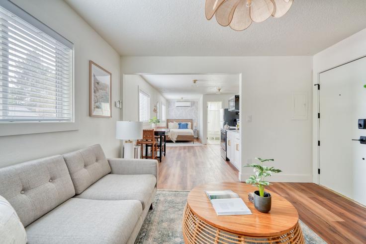 Building Southeast Milwaukie Avenue - simply-vrm - 1612004 adresindeki bir dairede modern mobilyalarla zarif bir şekilde tasarlanmış oturma odası Portland, Portland