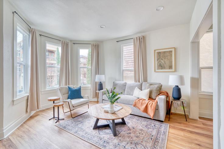 Salle de séjour élégante avec mobilier moderne dans un appartement à Building Northwest Upshur Street - simply-vrm - 1611875 à Portland, Portland Salle de séjour élégante avec mobilier moderne dans un appartement à Building Northwest Upshur Street - simply-vrm - 1611875 à Portland, Portland
