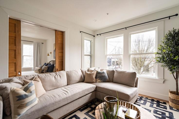 Salle de séjour élégante avec mobilier moderne dans un appartement à Building Northwest 23rd Avenue - simply-vrm - 1612010 à Portland, Portland Salle de séjour élégante avec mobilier moderne dans un appartement à Building Northwest 23rd Avenue - simply-vrm - 1612010 à Portland, Portland