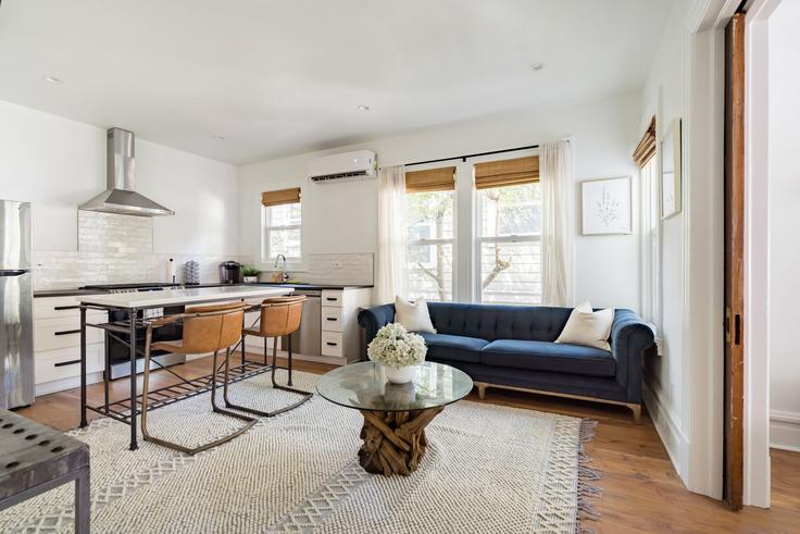 Salle de séjour élégante avec mobilier moderne dans un appartement à Building Northwest 23rd Avenue - simply-vrm - 1612015 à Portland, Portland Salle de séjour élégante avec mobilier moderne dans un appartement à Building Northwest 23rd Avenue - simply-vrm - 1612015 à Portland, Portland