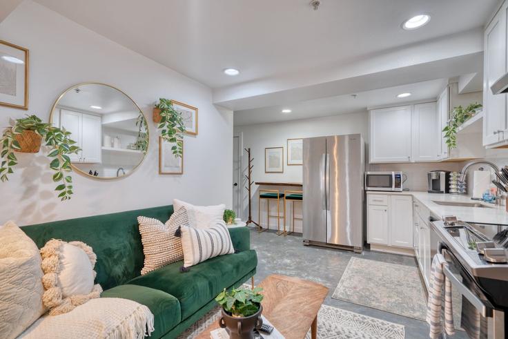 Elegant gestaltetes Wohnzimmer mit moderner Einrichtung in einer Wohnung im Building Northeast Glisan Street - simply-vrm - 1611905 in Portland, Portland Elegant gestaltetes Wohnzimmer mit moderner Einrichtung in einer Wohnung im Building Northeast Glisan Street - simply-vrm - 1611905 in Portland, Portland