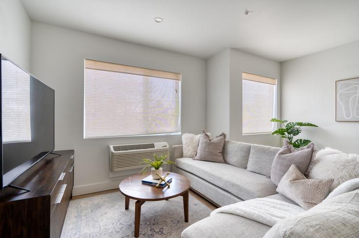Elegante sala de estar con mobiliario moderno en un apartamento en Building North Vancouver Avenue - simply-vrm - 1611978 en Portland, Portland