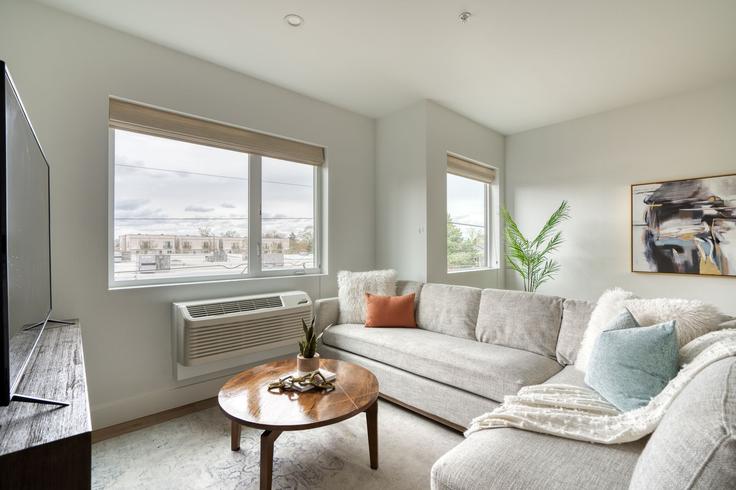 Elegante sala de estar con mobiliario moderno en un apartamento en Building North Vancouver Avenue - simply-vrm - 1611981 en Portland, Portland